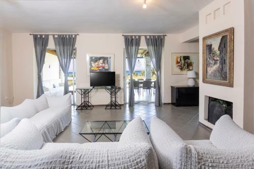 Villa Beachfront Kiss - 4bdrms, Tennis Court, Pool, Bbq, Beachfront