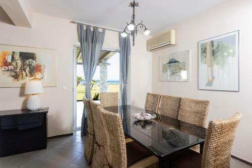 Villa Beachfront Kiss - 4bdrms, Tennis Court, Pool, Bbq, Beachfront