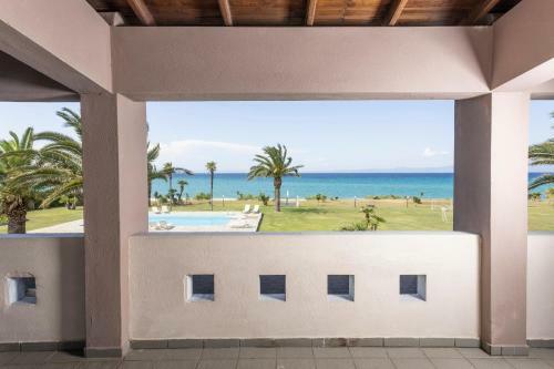 Villa Beachfront Kiss - 4bdrms, Tennis Court, Pool, Bbq, Beachfront