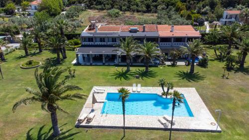 Villa Beachfront Kiss - 4bdrms, Tennis Court, Pool, Bbq, Beachfront