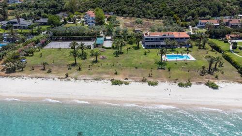 Villa Beachfront Kiss - 4bdrms, Tennis Court, Pool, Bbq, Beachfront