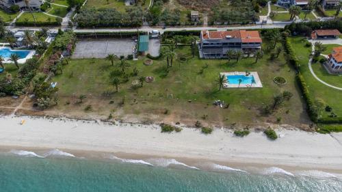 Villa Beachfront Kiss - 4bdrms, Tennis Court, Pool, Bbq, Beachfront