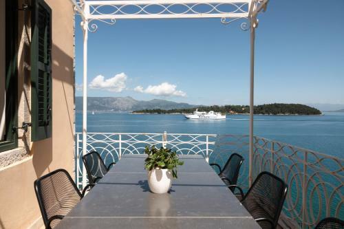 Apartamento The Corcyraean Luxury Seafront House & Yard