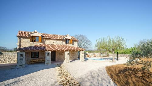 Poolincluded Villa Malou
