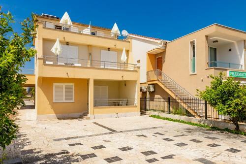 Hostal Apartments Mikuli? Rogoznica