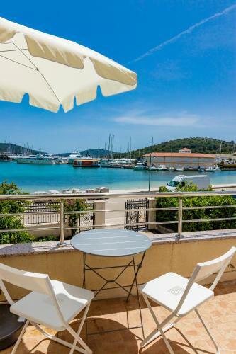Hostal Apartments Mikuli? Rogoznica