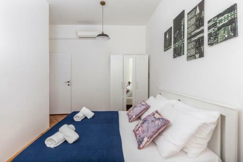 Apartment S With Three Rooms In The Centar