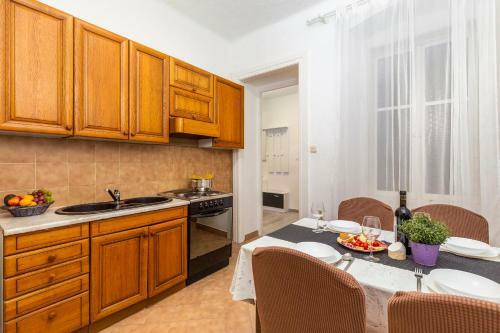 Apartment S With Three Rooms In The Centar