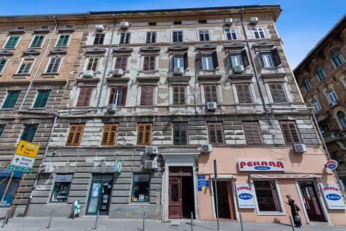 Market & Art Square Studio Apartment 5