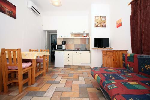 Hostal 4 Bedroom Guest House In Tisno