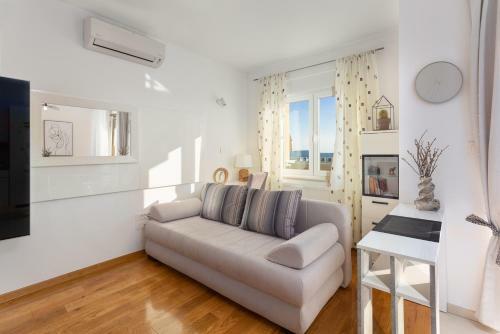 Little Cute Apartment With Sea View
