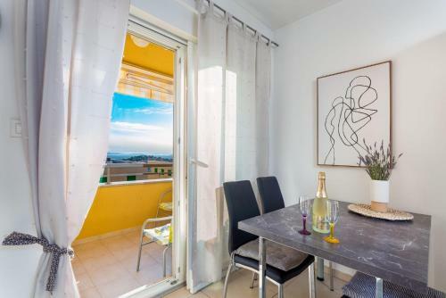 Little Cute Apartment With Sea View