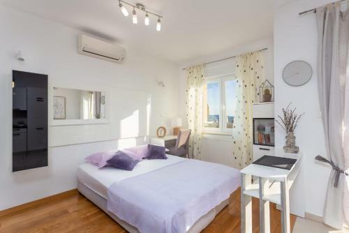 Little Cute Apartment With Sea View