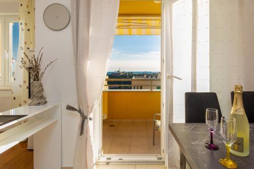 Little Cute Apartment With Sea View