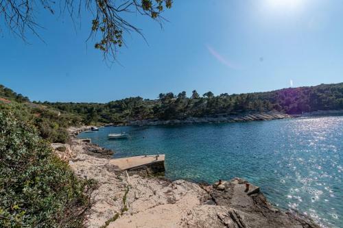 Holiday House ?irlo