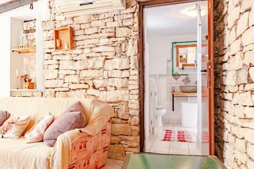 Holiday House ?irlo