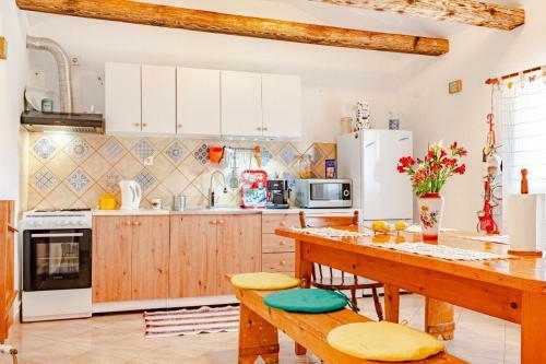 Holiday House ?irlo