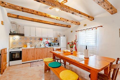 Holiday House ?irlo