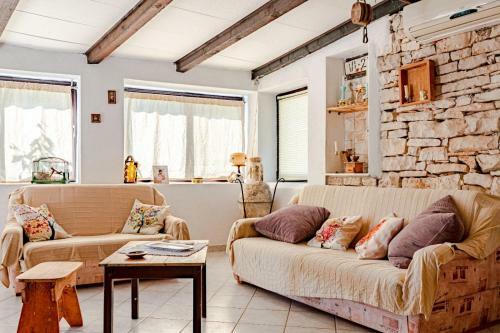 Holiday House ?irlo