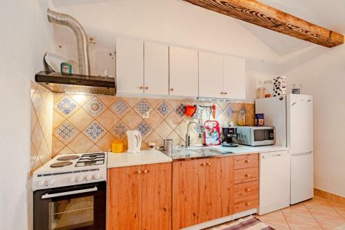 Holiday House ?irlo