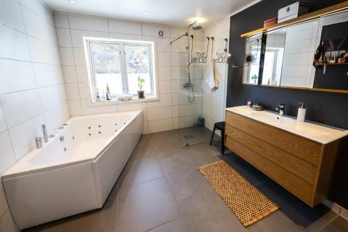 Unique And Spacious Dockside Apartment