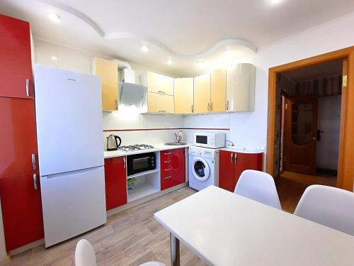 ??????? ? ????? Red And White ???? ???????????? Alex Apartments ? ?????? ??????? ????????????? ????????? 24-7