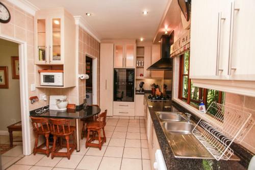 Selborne 4 Bedroom Delight Zpf19