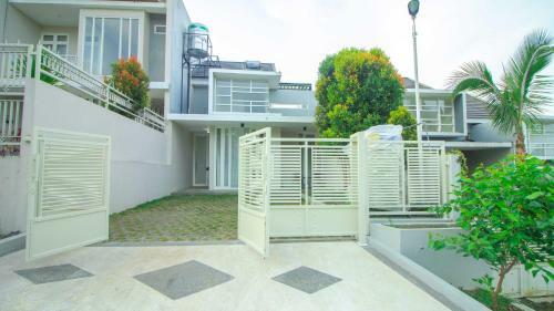 Villa Kedondong With Private Pool And Rooftop