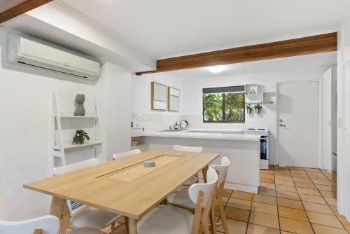 Apartamento Stylish Townhouse, Private Courtyard Walk To Beach