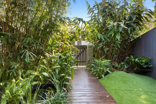 Apartamento Stylish Townhouse, Private Courtyard Walk To Beach