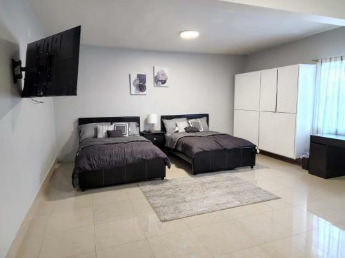 Hostal 2 Bedroom Private And Outside Kitchen