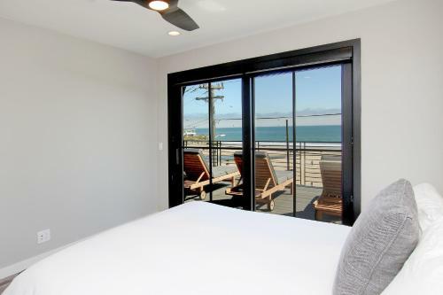 Luxury Twin Lakes Oceanfront Escape