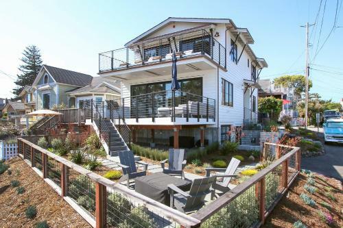Luxury Twin Lakes Oceanfront Escape