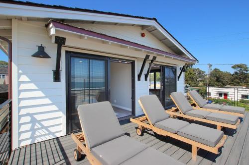 Luxury Twin Lakes Oceanfront Escape