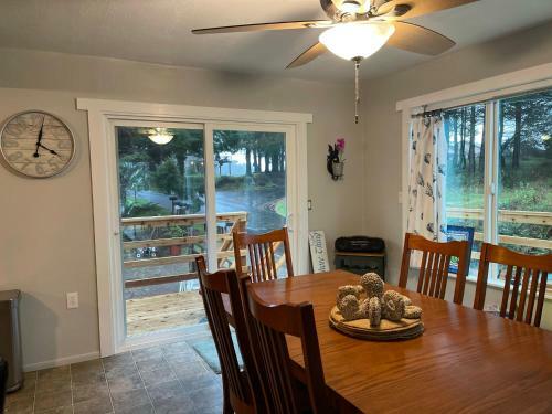 Lazy Seal Lodge Offers Ocean And Mountain Views !