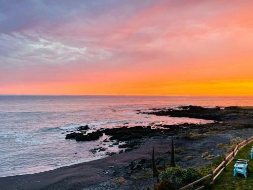 Lazy Seal Lodge Offers Ocean And Mountain Views !