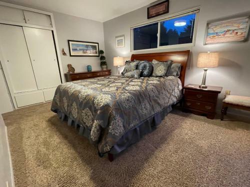 Lazy Seal Lodge Offers Ocean And Mountain Views !