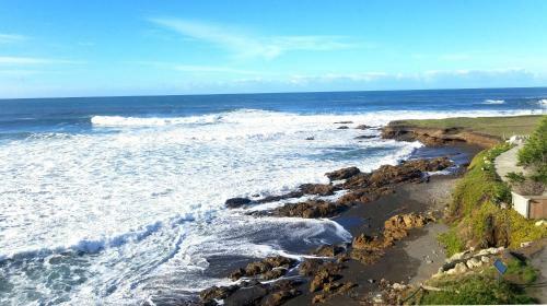 Lazy Seal Lodge Offers Ocean And Mountain Views !