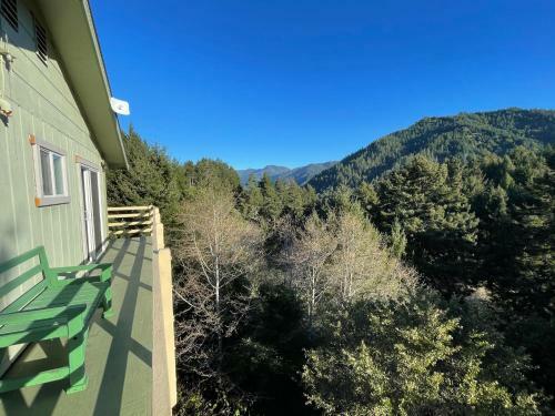 Lazy Seal Lodge Offers Ocean And Mountain Views !