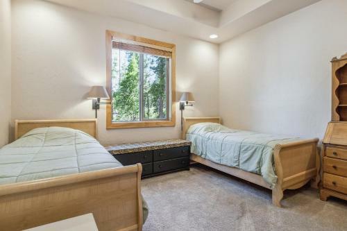 Huge Tri-level 6br 4ba, Continuous Hot Water Tank! Home