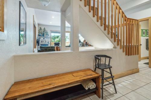 Huge Tri-level 6br 4ba, Continuous Hot Water Tank! Home