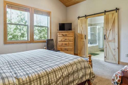 Huge Tri-level 6br 4ba, Continuous Hot Water Tank! Home