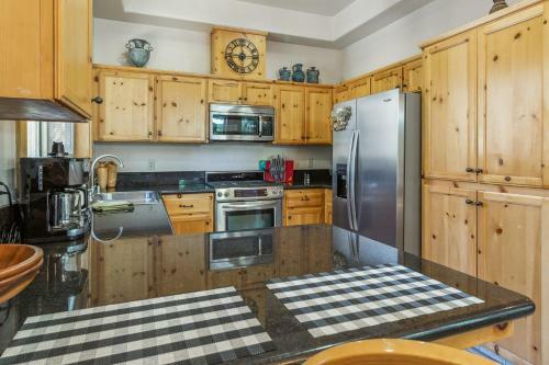 Huge Tri-level 6br 4ba, Continuous Hot Water Tank! Home