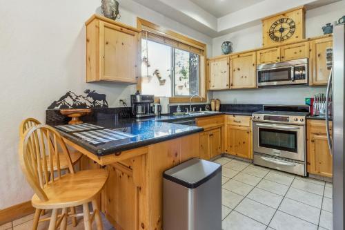 Huge Tri-level 6br 4ba, Continuous Hot Water Tank! Home