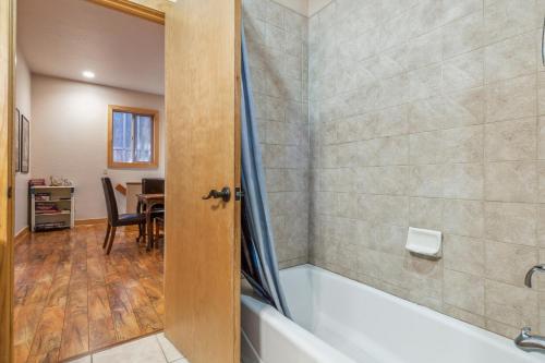 Dog Friendly Summer Vacation Hub Near Town Home