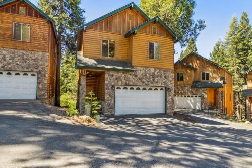 Dog Friendly Summer Vacation Hub Near Town Home