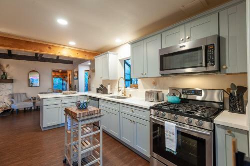 Cozy & Stylish 1920's Mid-century Modern Cabin With Barbecue And Firepit
