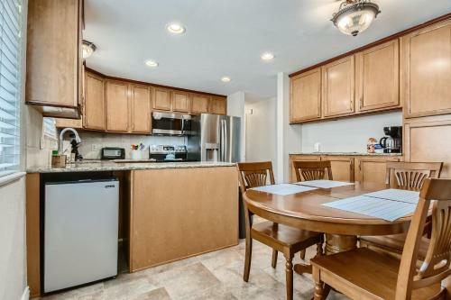 6913 W 71st Place