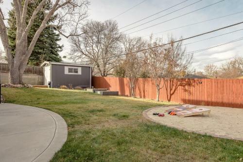 Boho Bungalow- Shuffleboard, Cornhole, 10min From Den
