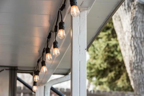 Boho Bungalow- Shuffleboard, Cornhole, 10min From Den